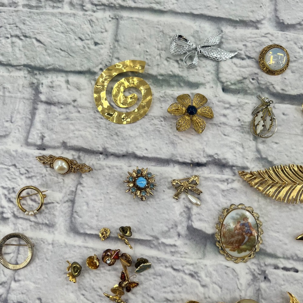 30 Assorted Vintage Pins Brooches Lot Gold Tone Rhinestone Pearl Enamel Floral - Picture 4 of 9